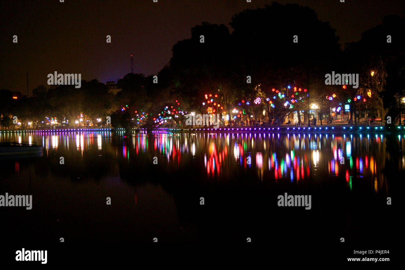 Colorate luci e lanterne riflessa nell'acqua, Hanoi, Vietnam Foto Stock