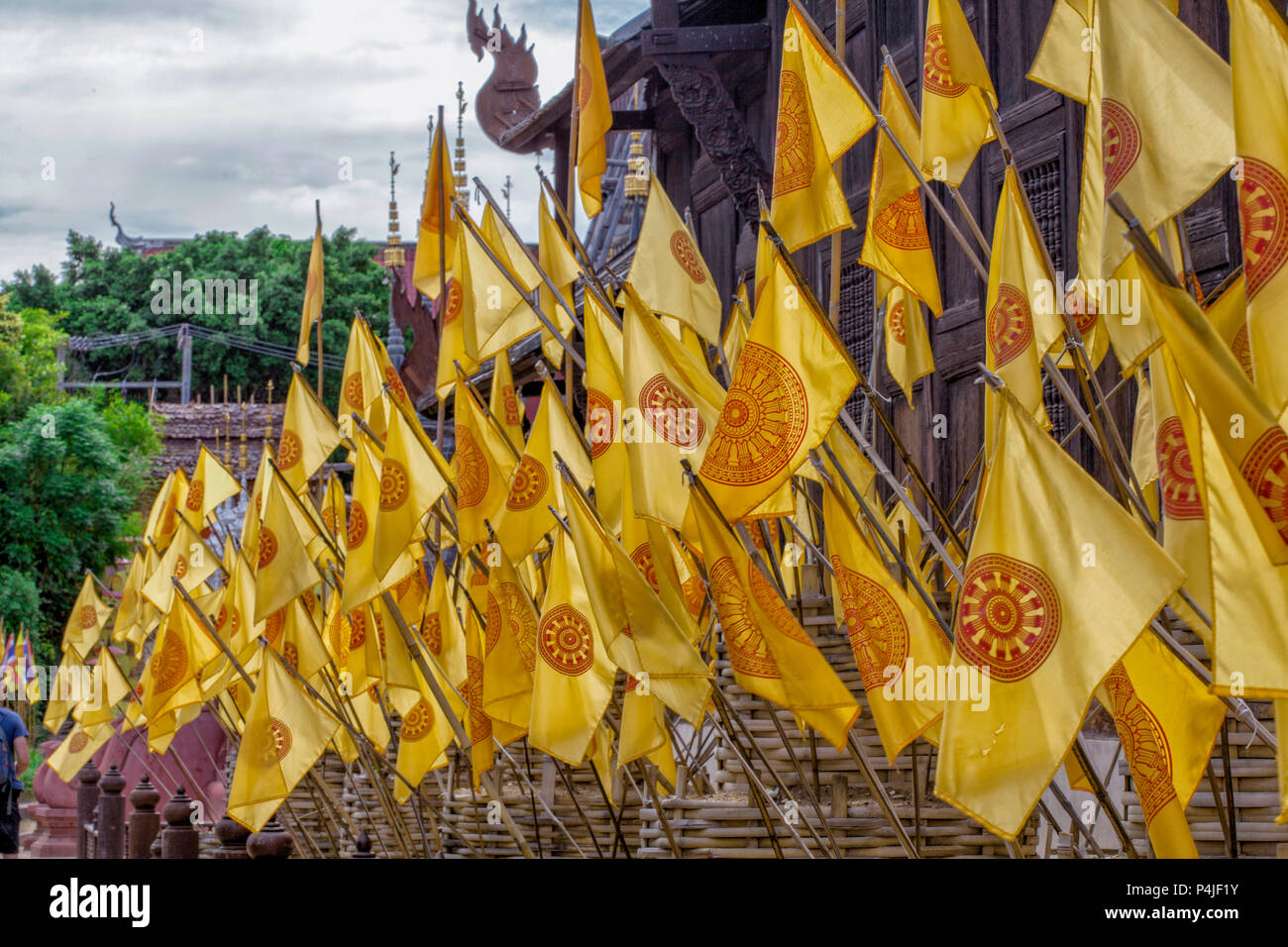 Bandiere buddista a un tempio a Chiang Mai, Thailandia. Il simbolo sulle bandiere è la religione non logo commerciale Foto Stock