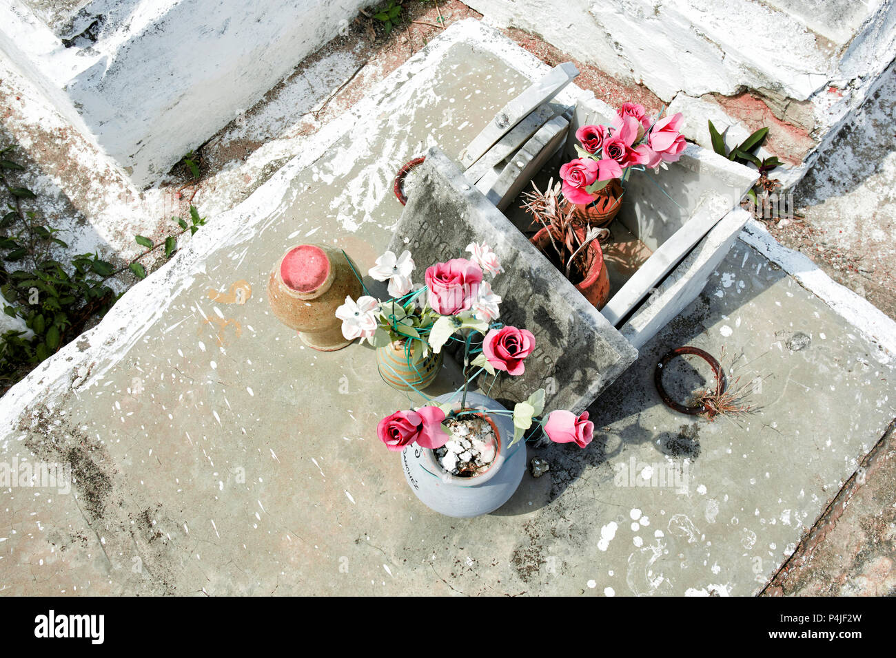 Cimitero, tombestone e tomba con fiori di plastica. America Latina Foto Stock