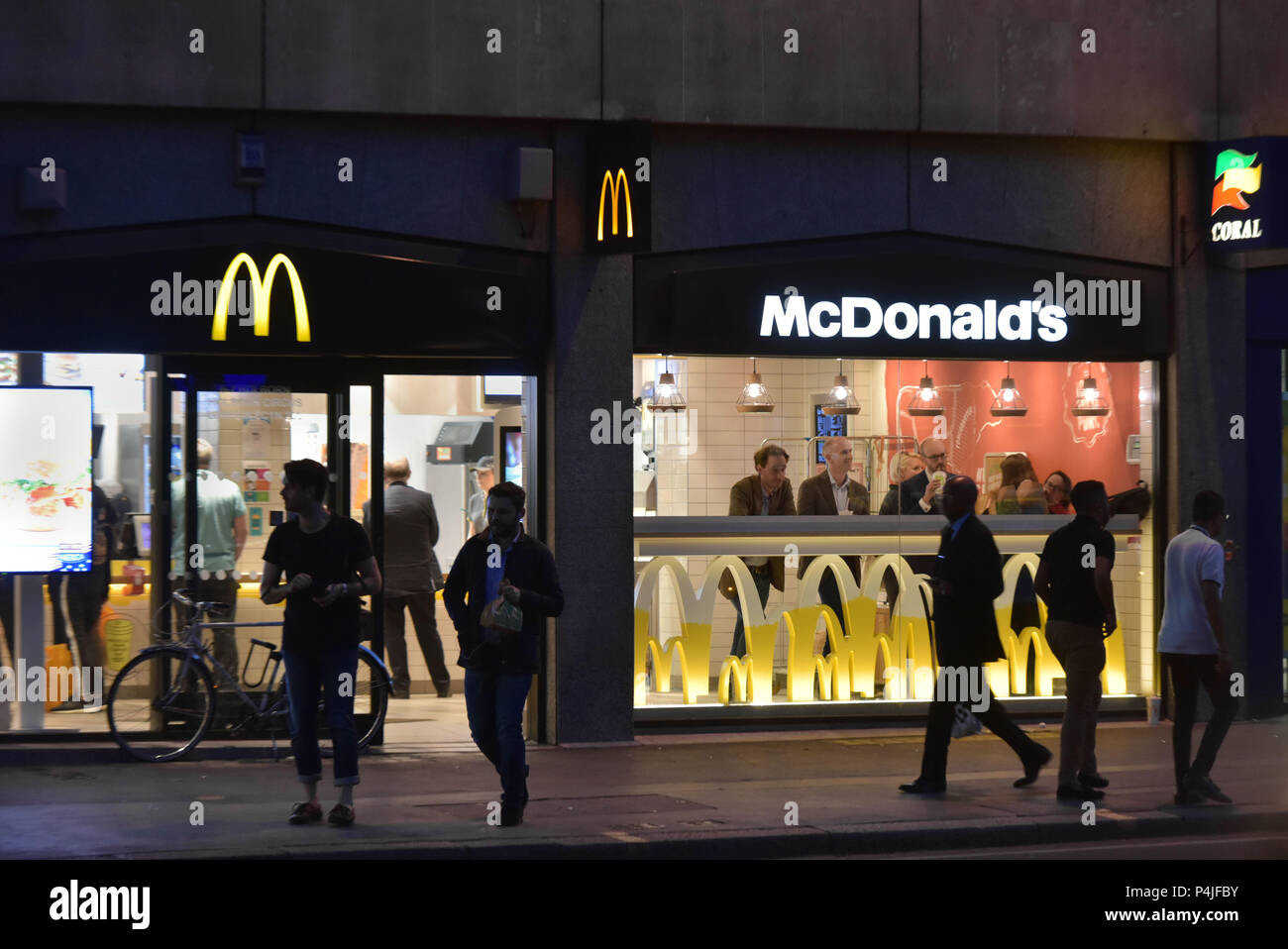 Una uscita del fast food americano franchising hamburger McDonalds su Chancery Lane nel centro di Londra. Foto Stock