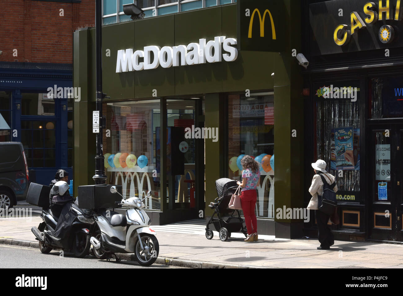 Una uscita del fast food americano franchising hamburger McDonalds in Kentish Town, a nord di Londra. Foto Stock