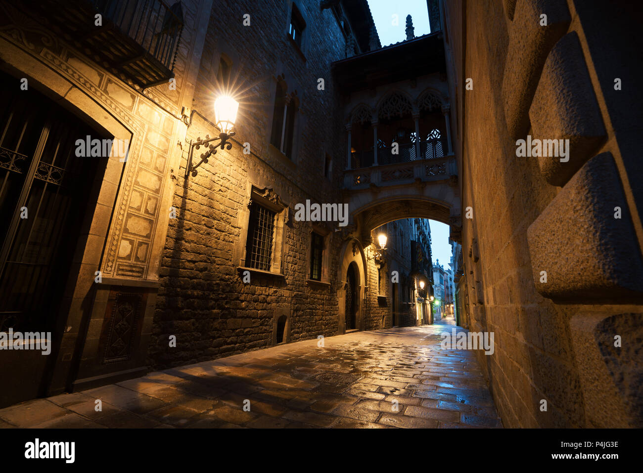 Barrio Barrio Gotico e il Ponte dei Sospiri di notte a Barcellona, in Catalogna, Spagna. Foto Stock