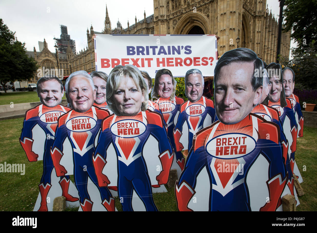 15 ritagli di supereroi con facce di chiave Tory MPs ribelle al di fuori del Parlamento davanti a mercoledì comuni del voto di dare al Parlamento un voto su Brexit. Foto Stock