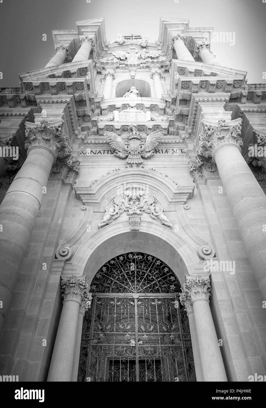 Dettaglio barocco del Duomo di Siracusa, Italia, situato nella zona di Ortigia. Foto Stock