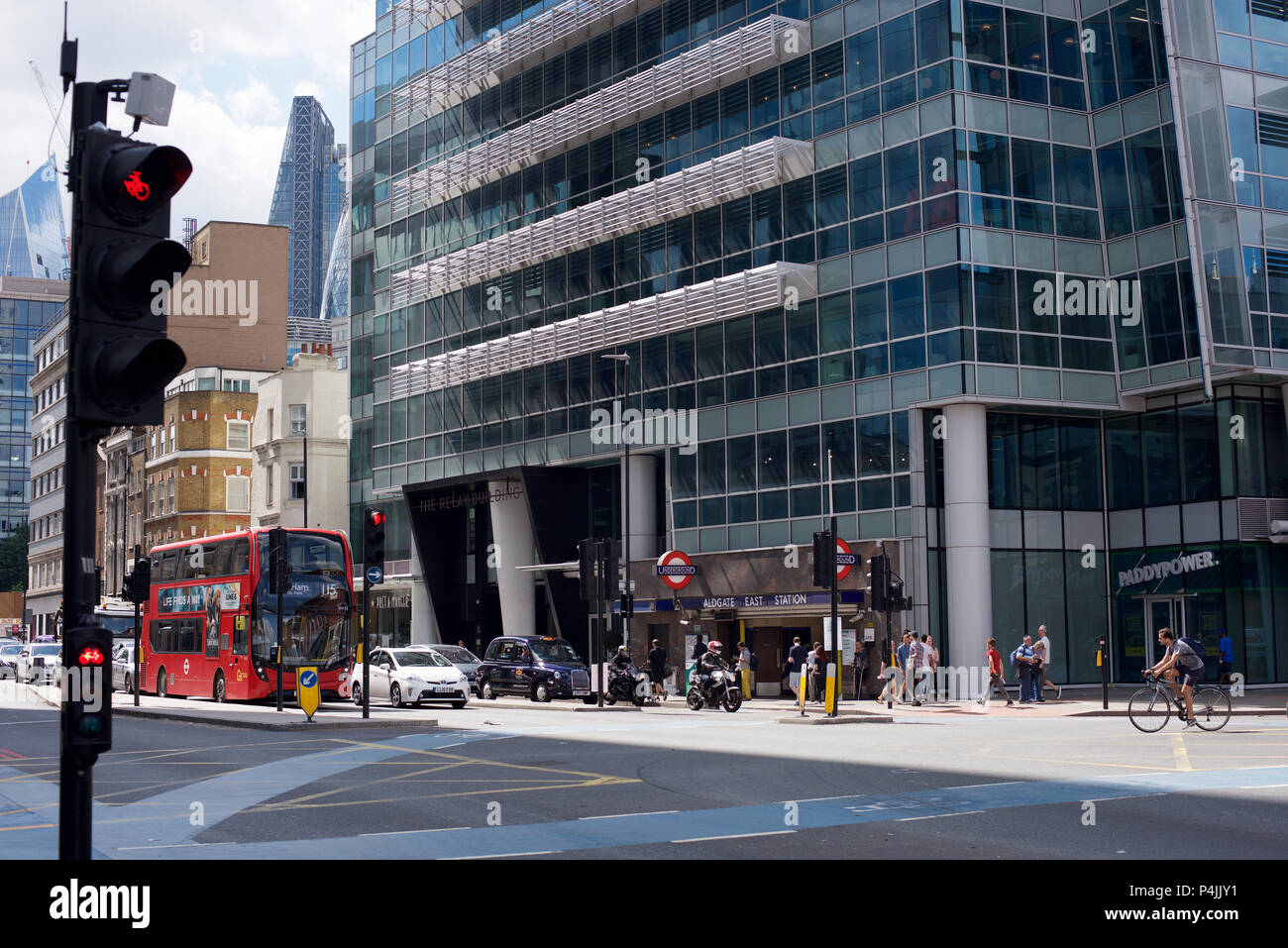 L'edificio del relè e il traffico su Whitechapel High Street a Londra E1 Foto Stock