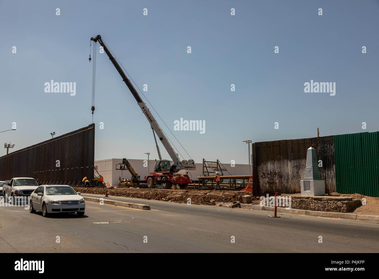 Un nuovo grande recinzione viene eretto lungo la US confine messicano a Calexico o Mexicali in Messico. Trump ha promesso una parete per tutta la lunghezza del bordo. Foto Stock