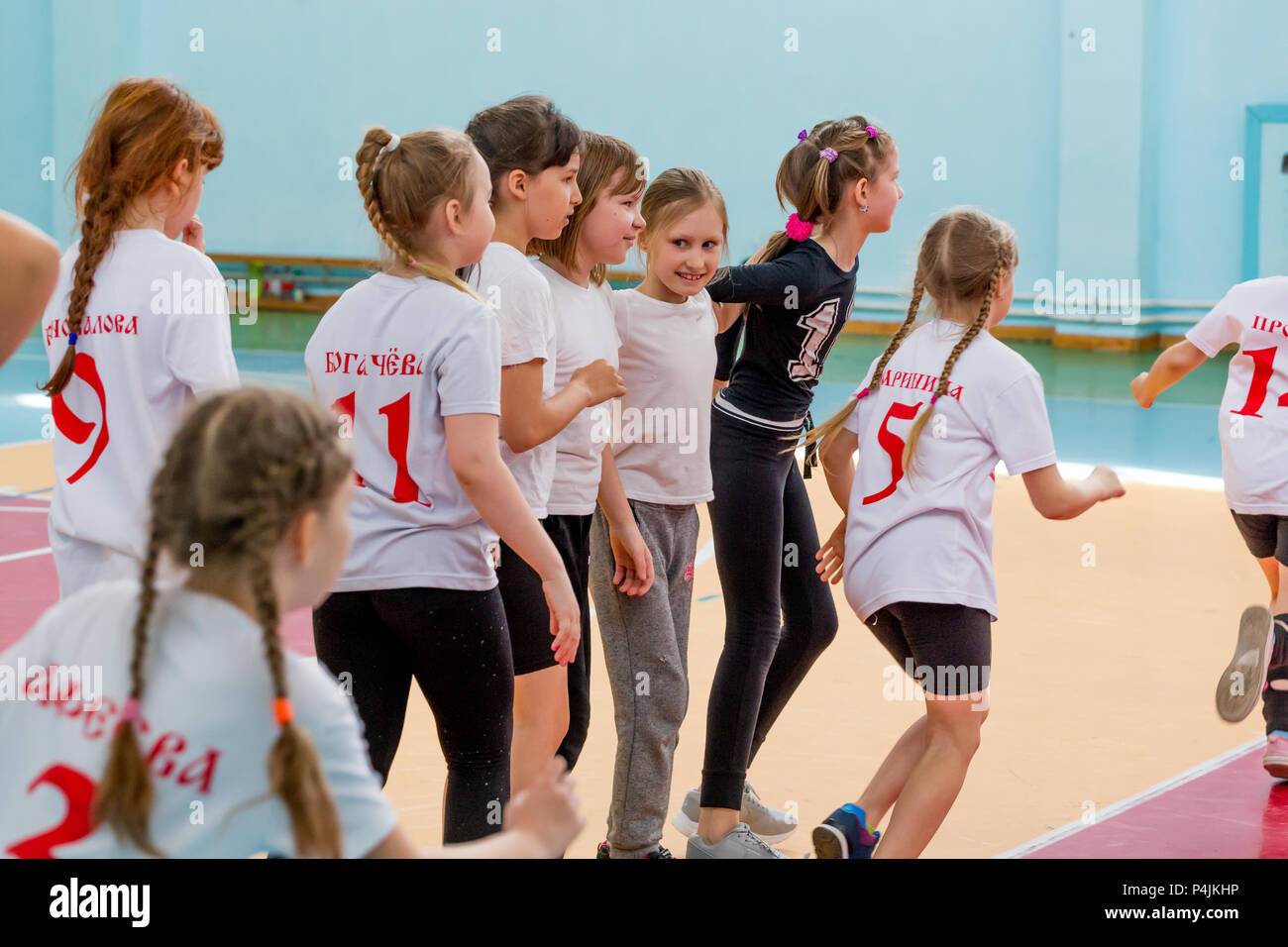 Russia, Vladivostok, 04/28/2018. Kids corsi di formazione interni prima di pallamano la concorrenza. Sport e attività fisica. Formazione e attività sportive per bambini. Foto Stock