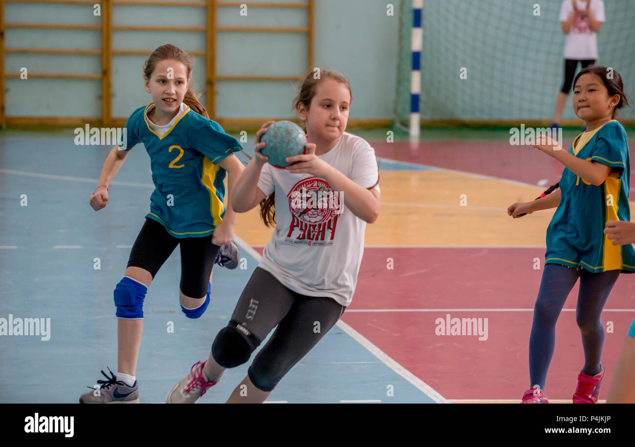 Russia, Vladivostok, 04/28/2018. Bambini giocano a pallamano indoor. Sport e attività fisica. Formazione e attività sportive per bambini. Foto Stock