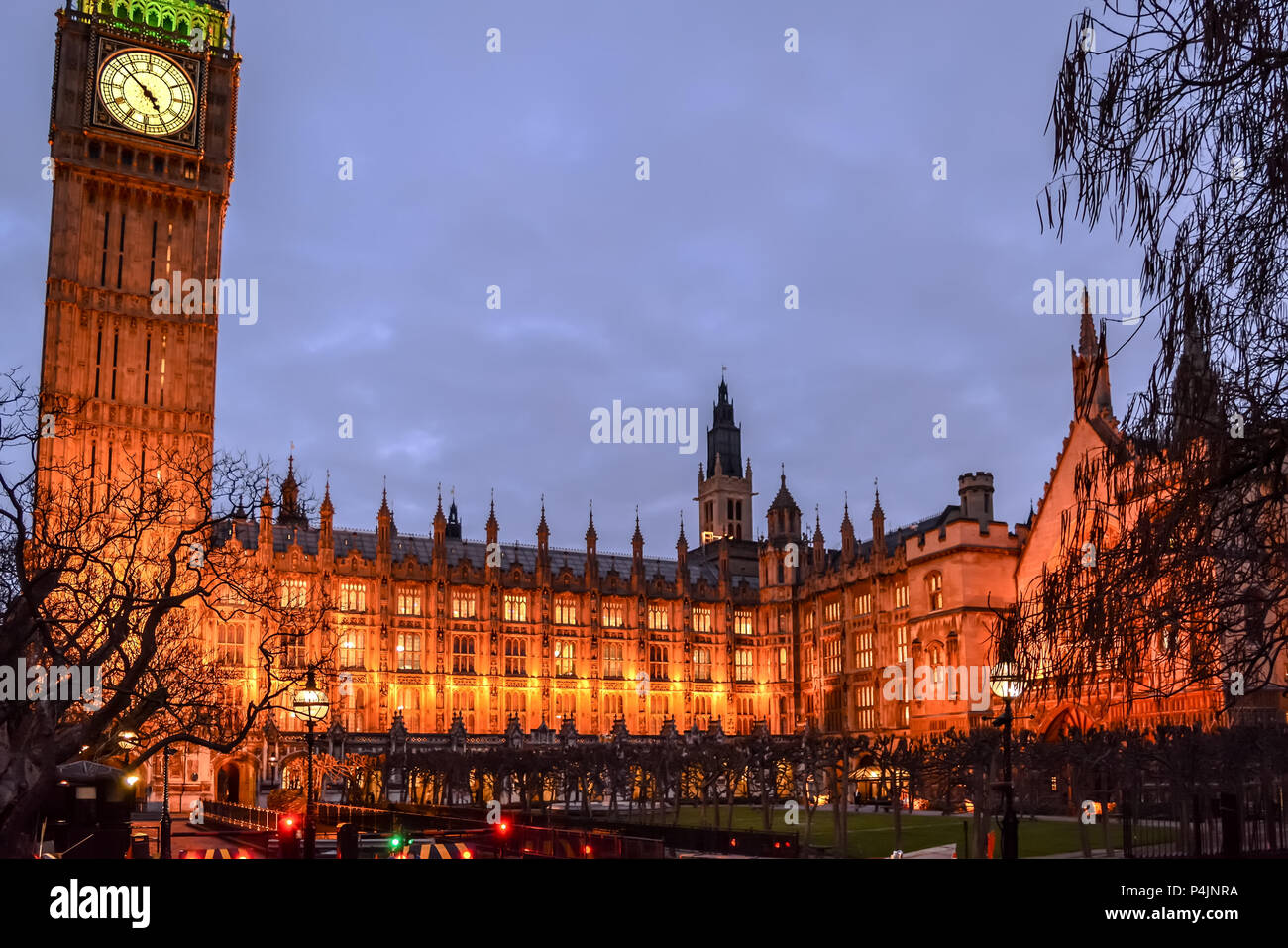 Vista sull'illuminato Palazzo Nuovo Cantiere del gotico vittoriano Palazzo di Westminster con Elisabetta Torre (Big Ben) di notte in gennaio. Foto Stock
