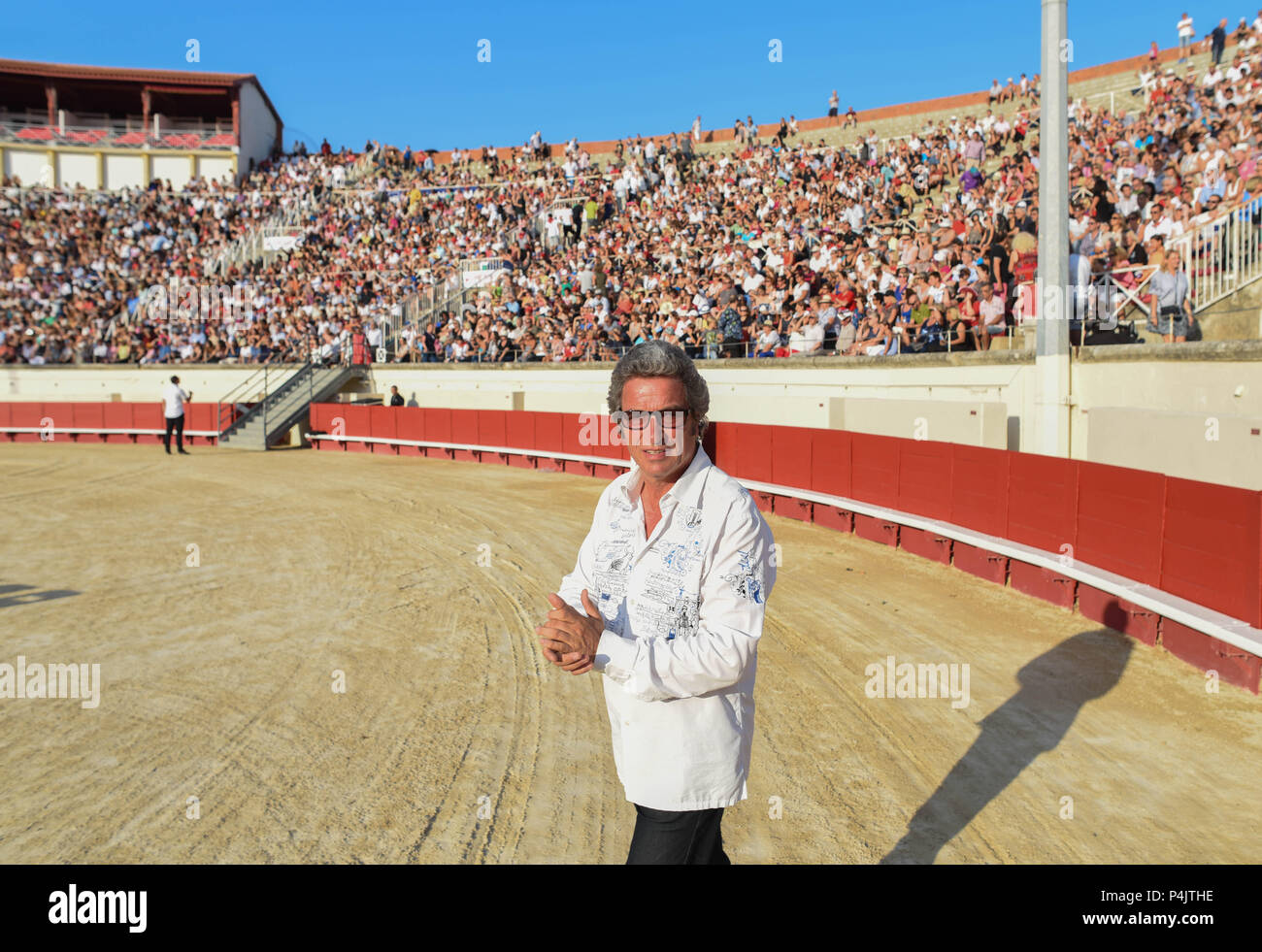 Agosto 12, 2015 - Beziers, Francia: Ritratto di Robert Marge, direttore di Beziers arena e bull allevatore. Nonostante la crescente opposizione da parte degli animali dei gruppi di destra, la corrida rimane popolare nel sud della Francia. La corrida aficionados report che la pratica è ancora più vera nel sud della Francia a quello della vicina Spagna perché la corrida è organizzato a livello municipale, da gruppi di persone impegnate per il tauromachy tradizioni. Portrait de Robert Marge, directeur des Arenes de Beziers, juste avant l'ouverture de la corrida. Foto Stock