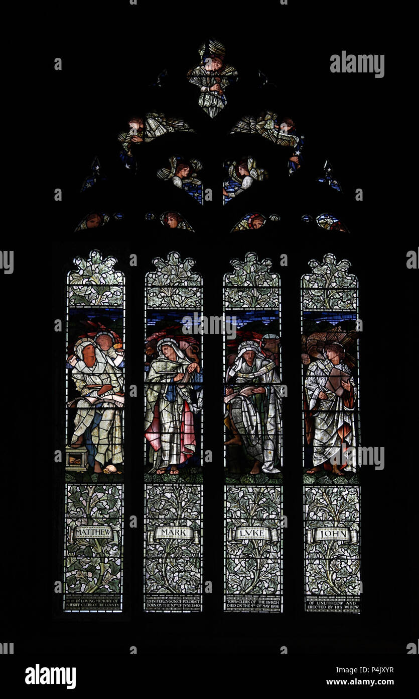 Una finestra di vetro colorato da Edward Burn-Jones raffiguranti i Quattro Evangelisti, St Michael'sChiesa, Linlithgow, West Lothian, Scozia Foto Stock