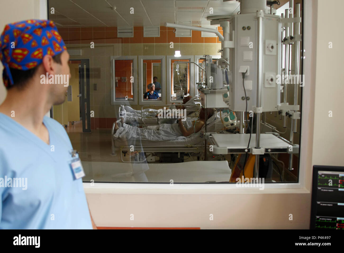 La Bielorussia, Gomel, Giugno 01, 2017, Ospedale Centrale, al reparto di rianimazione. Il medico guarda i malati in ospedale.Pazienti sull orlo di deat Foto Stock