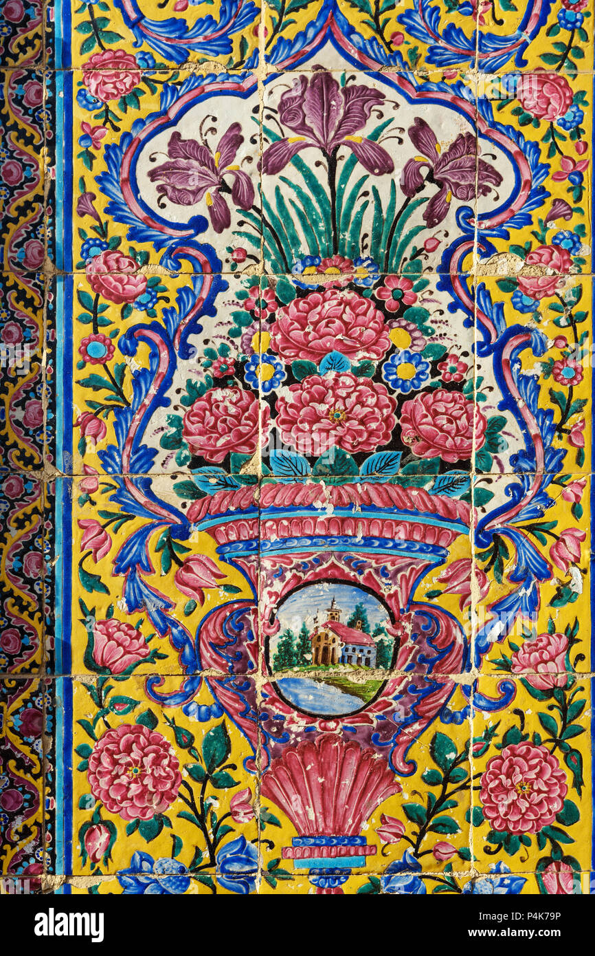 Decorate parete di ingresso al Nasir moschea Ol-Molk, famosa anche come la Moschea di rosa di Shiraz. Iran Foto Stock