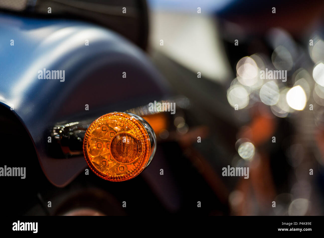 Motociclo moderno indicatore di direzione con sfondo sfocato Foto Stock