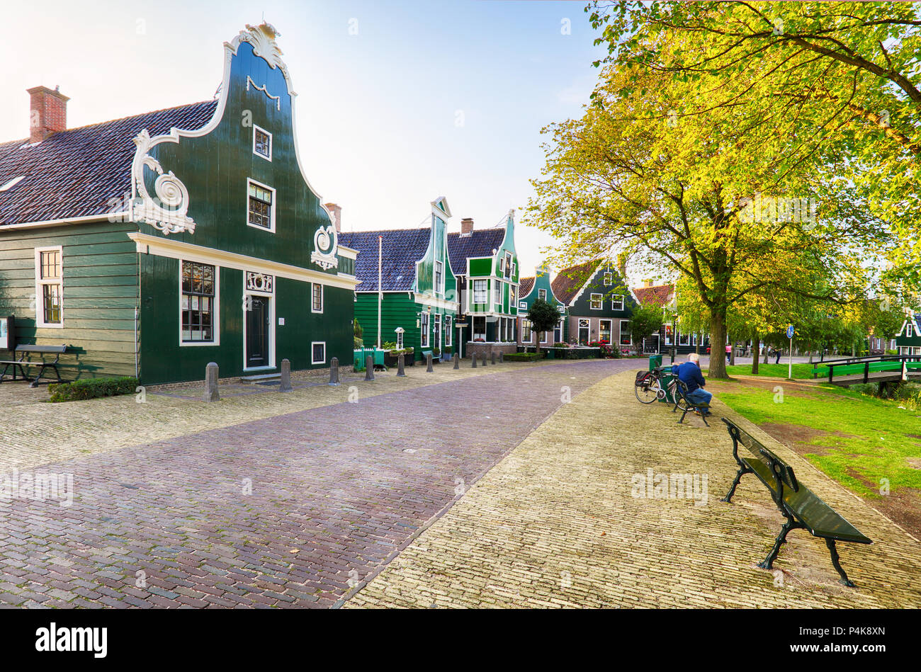 Olandese tradizionale casa di vecchio edificio a Zaanse Schans - museo village a Zaandam in Olanda - Paesi Bassi Foto Stock