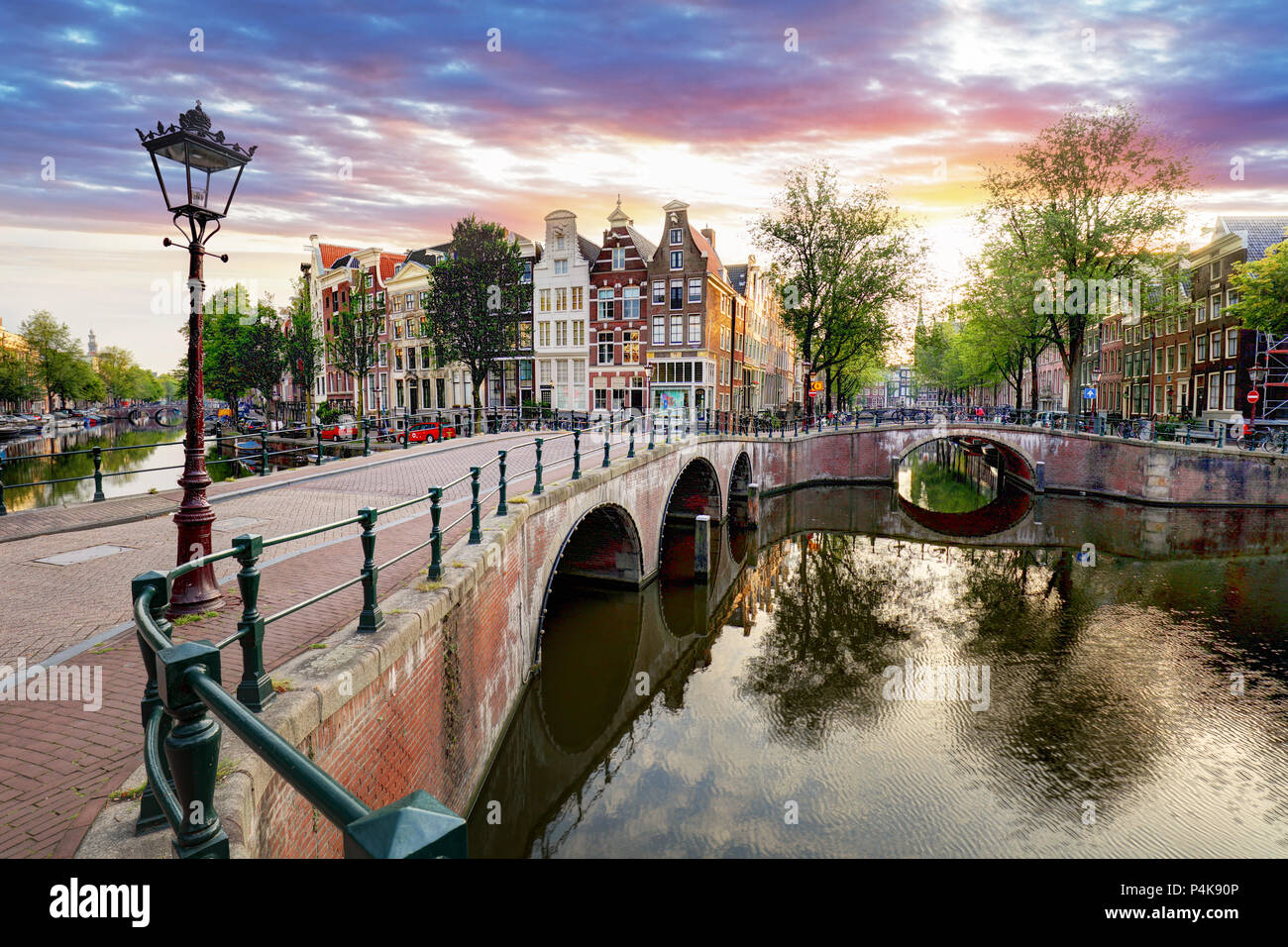 Amsterdam case sul canale al tramonto riflessioni, Paesi Bassi Foto Stock