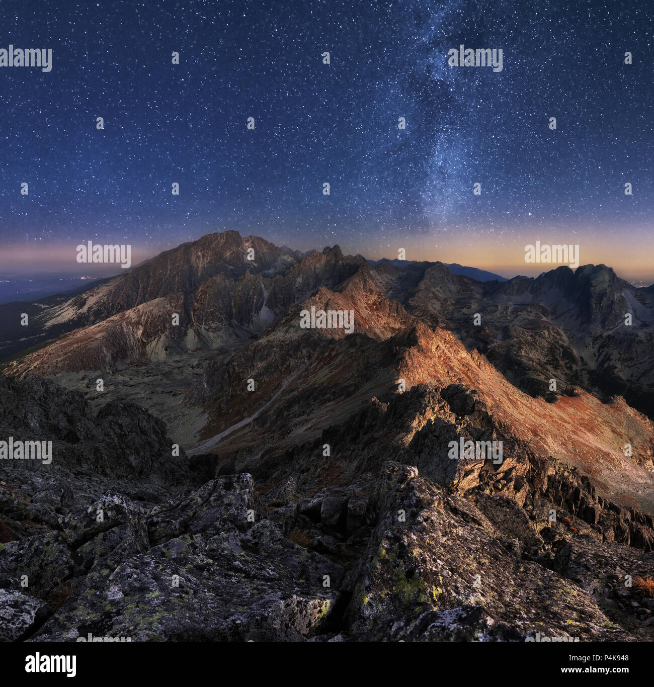 Paesaggio di montagna con cielo notturno e Mliky modo, Slovacchia Tatra dal picco Slavkovsky stit Foto Stock