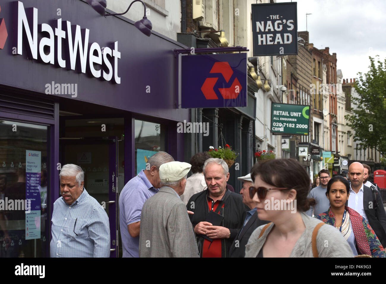 La gente a piedi passato la filiale di banca di NatWest su Upper Street, Islington, Londra Nord Foto Stock