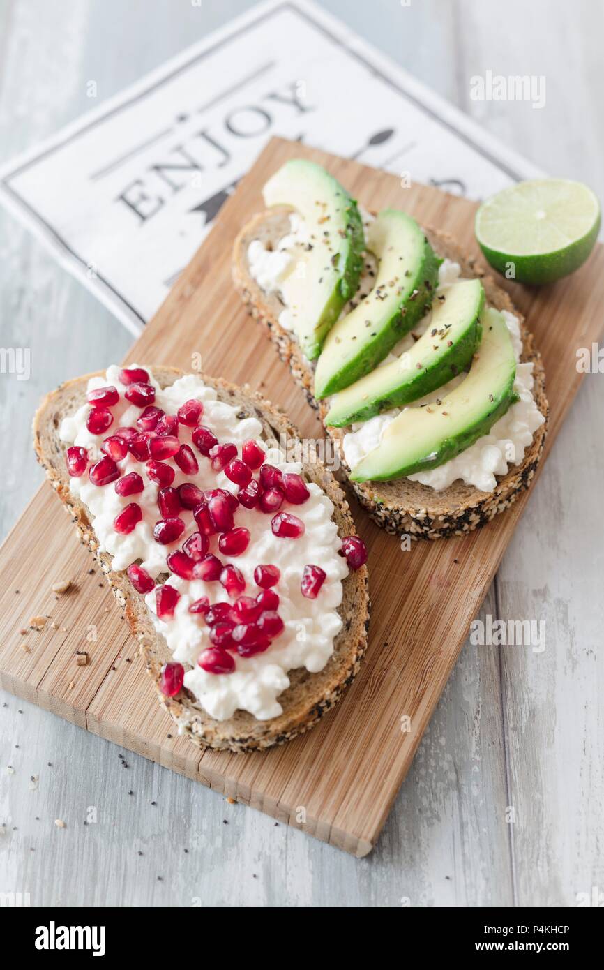 Seminate con pane e formaggio, i semi di melograno e avocado Foto Stock