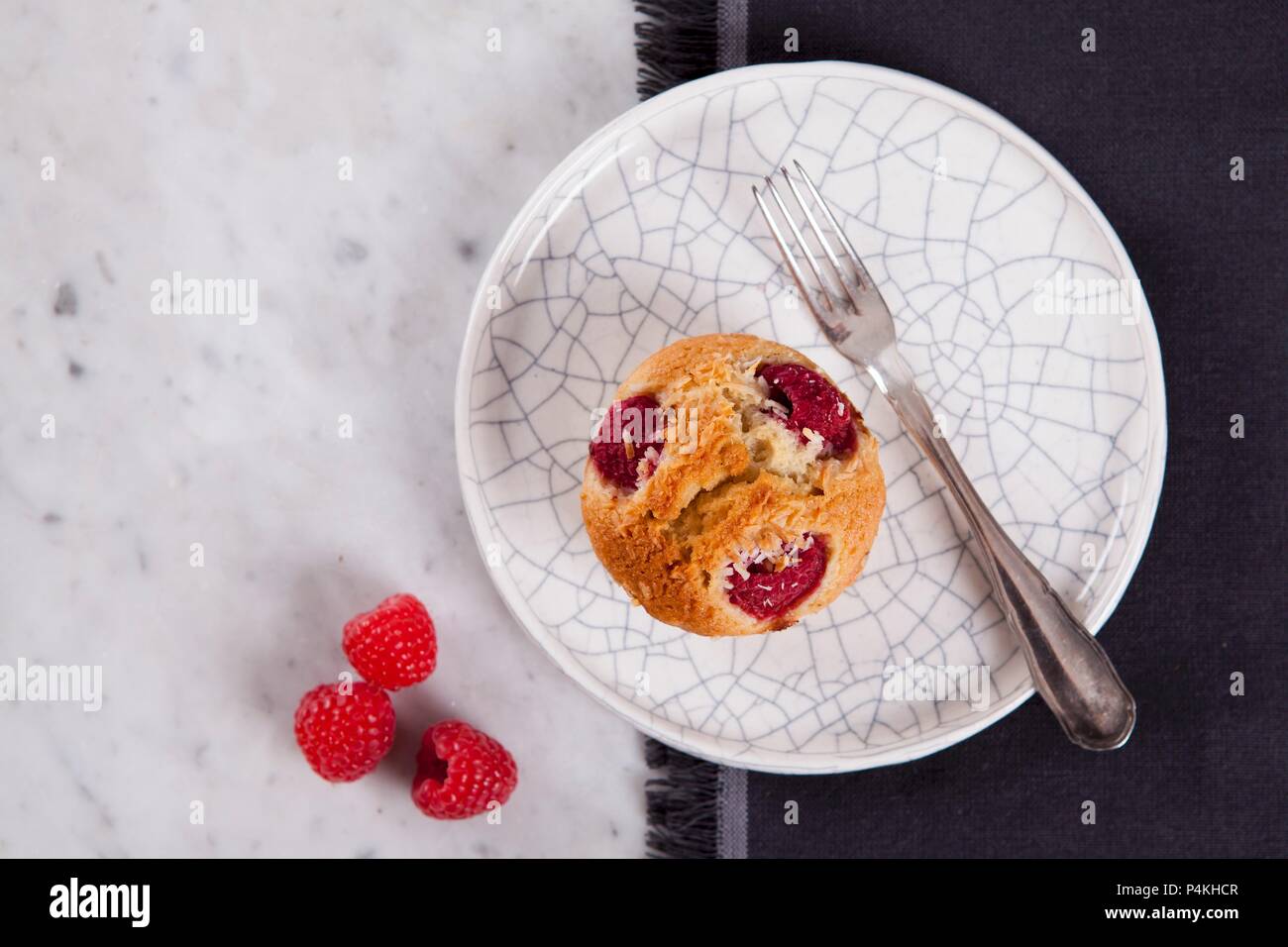 Un finanziere di lamponi con noce di cocco Foto Stock