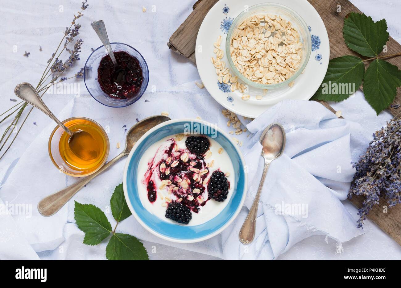 Yogurt muesli con more e porridge di avena Foto Stock