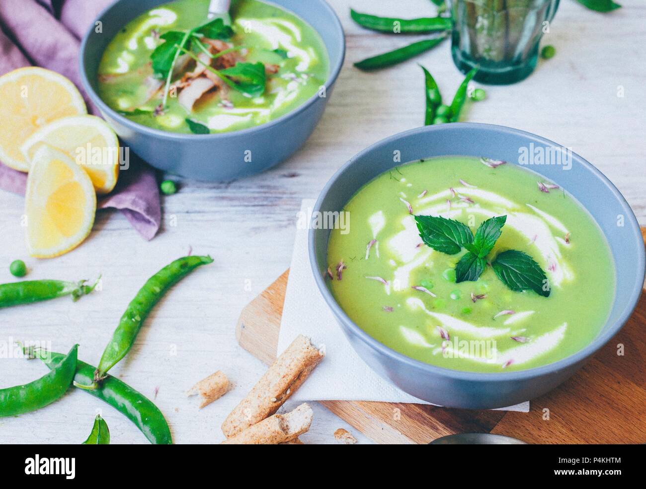 Zuppa di piselli con foglie di menta Foto Stock