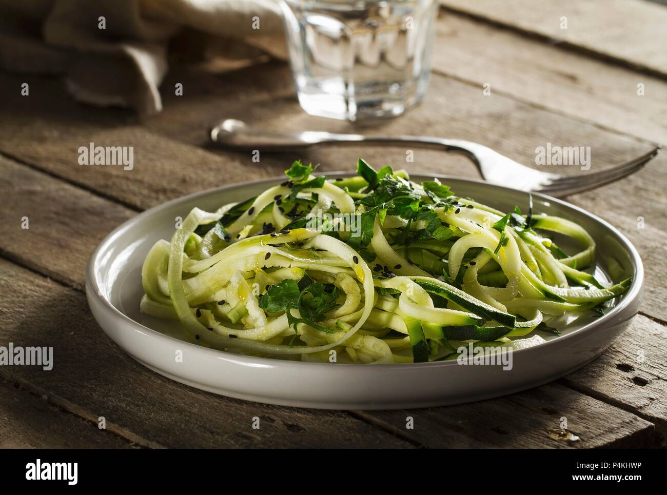 Zucchine e insalata di erbe Foto Stock