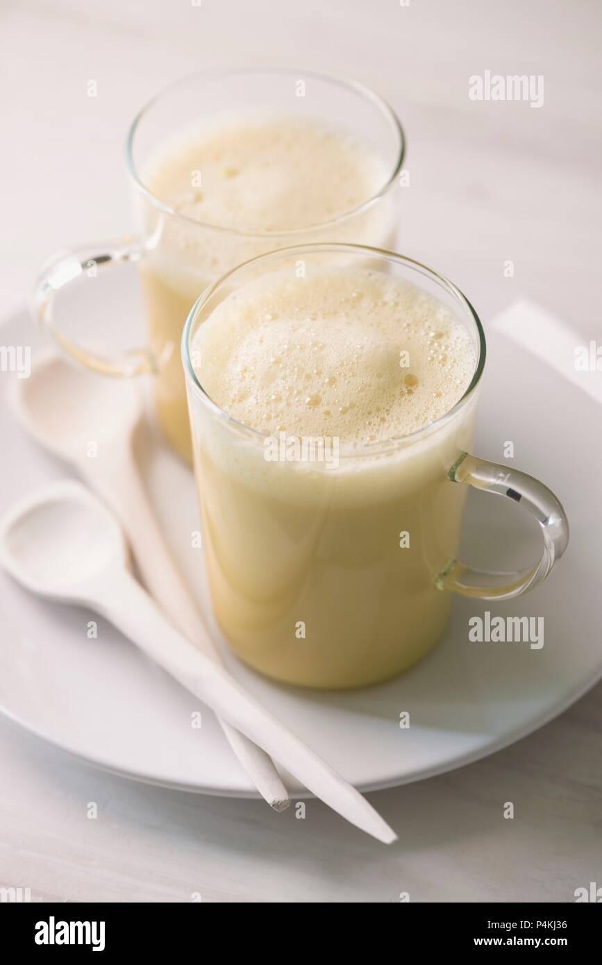 Il latte d'Oro (una bevanda fatta con la curcuma, latte di mandorla e olio di noce di cocco) Foto Stock