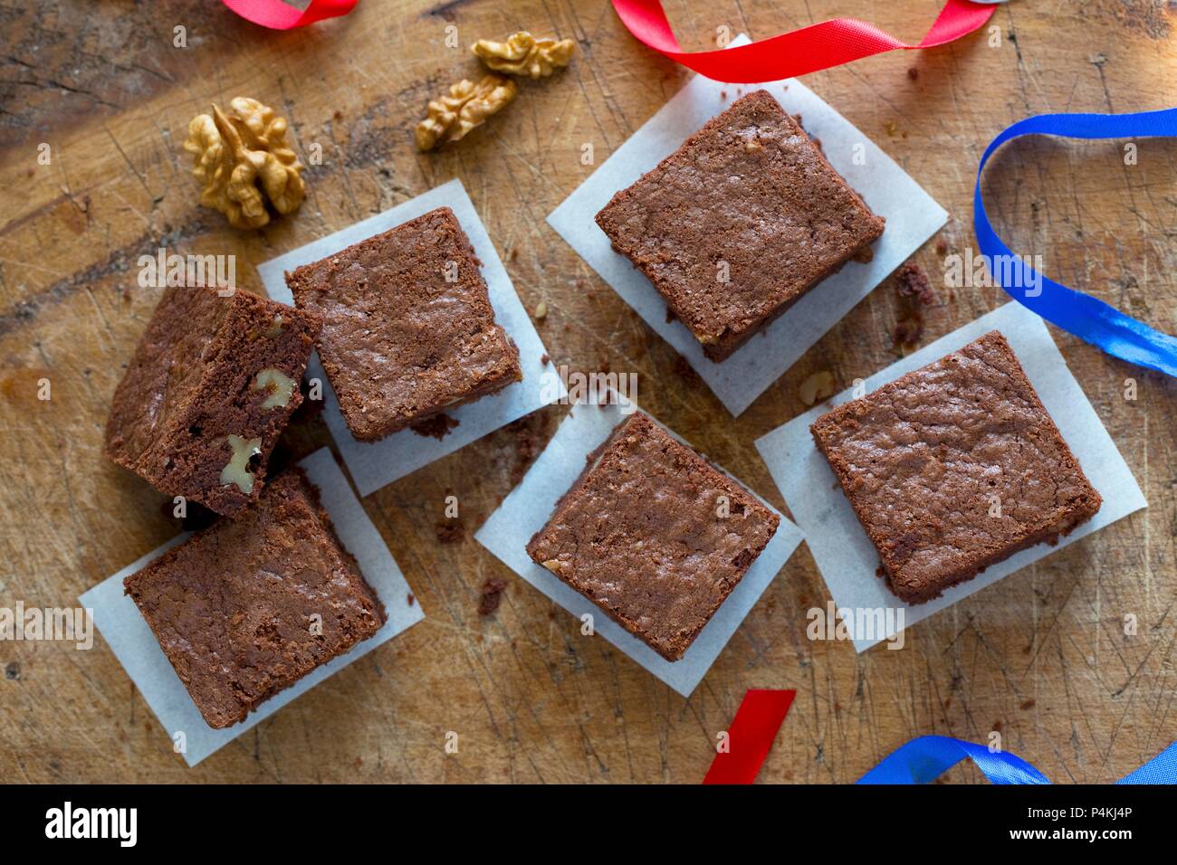 Brownie dado su una tavola di legno Foto Stock