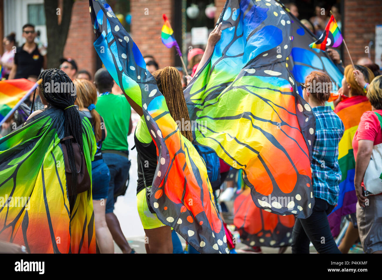 Gay Pride sfilata di carnevale i partecipanti indossano arcobaleno colorato  ala di farfalla costumi in Greenwich Village Foto stock - Alamy