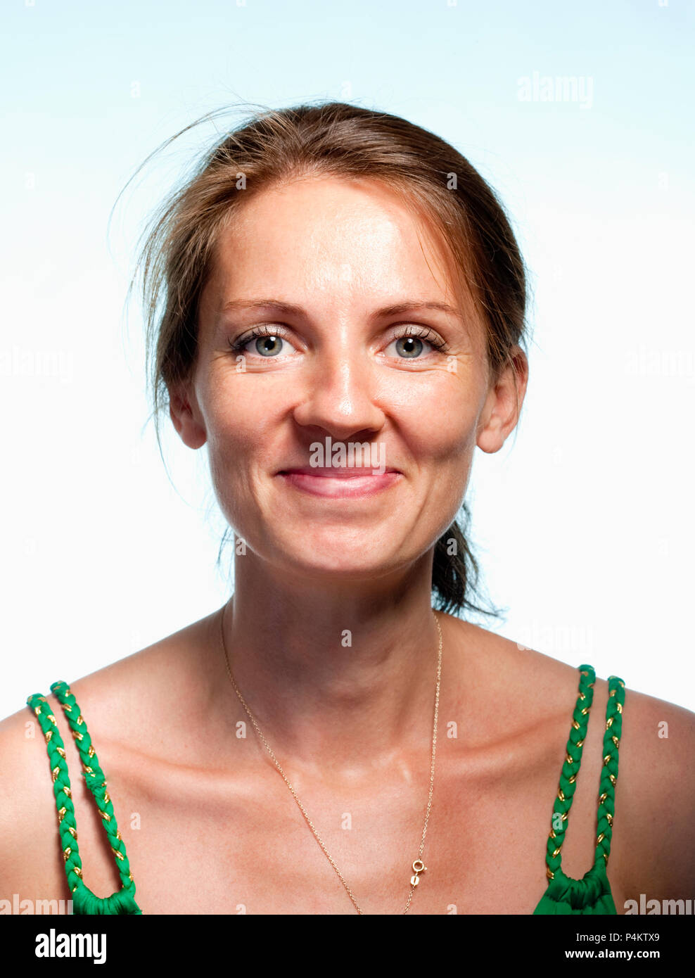 Ritratto di una donna di mezza età con capelli castani sorridente Foto Stock