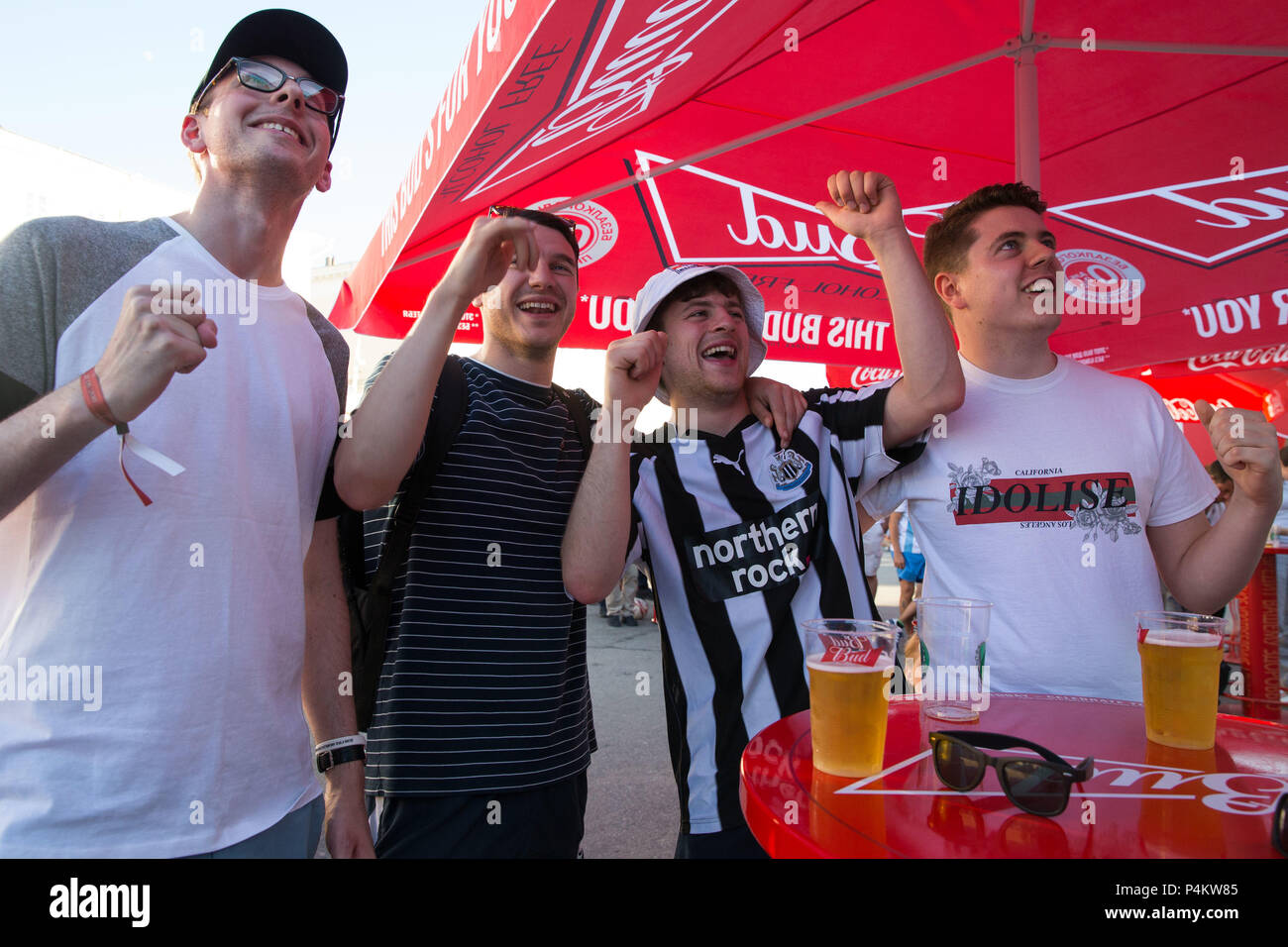Barney Mquade 21 (seconda a destra) e altri in Inghilterra i tifosi di calcio in allegria il fan fest nella zona centrale di Nizhny Novgorod, Russia, durante il 2018 FIFA World Cup. Foto Stock