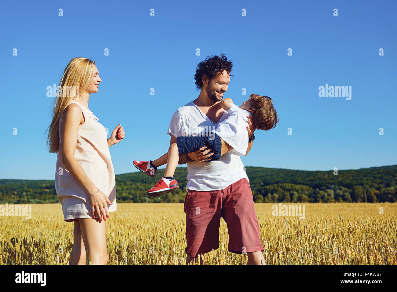 Una famiglia felice è godendo di divertimento con un bambino all'esterno. Foto Stock
