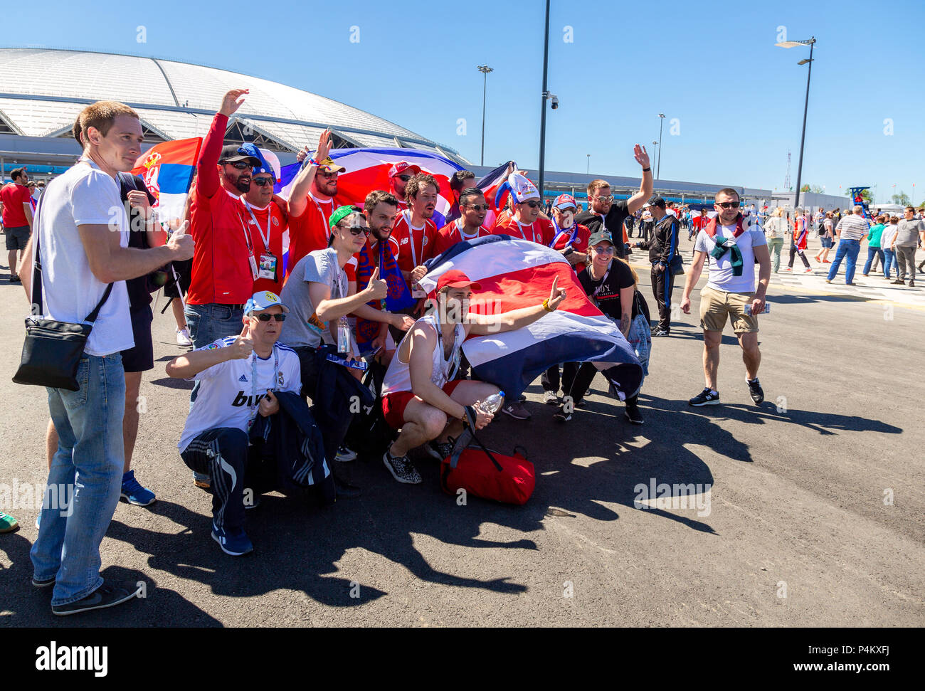 Samara, Russia - 17 Giugno 2018: allegro e decorate i tifosi di calcio con le bandiere del Costa Rica accanto a Samara Arena stadium durante il 2018 FIFA World Foto Stock