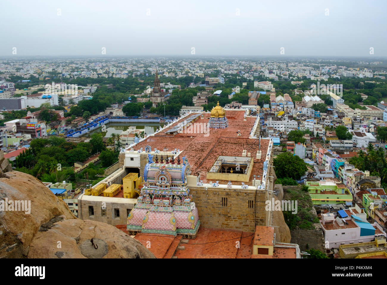 Tiruchirappalli (Trichy) città vista da Ucchi Pillayar tempio, con protezione principale di gate e di Nostra Signora di Lourdes Chiesa lontano letf, Tamil Nadu, India. Foto Stock