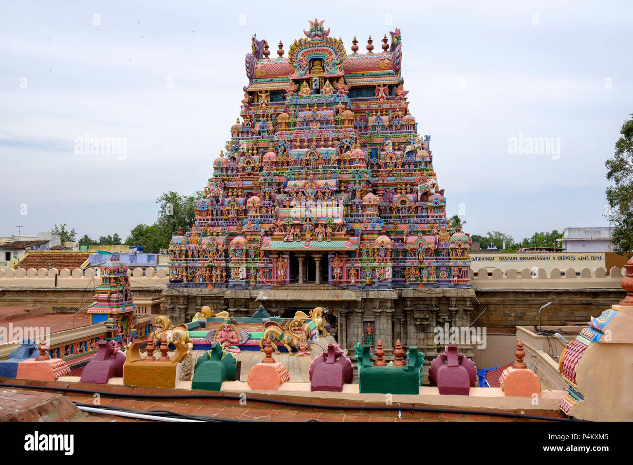 Uno dei 21 gopurams (gate towers) a Ranganathaswamy indù tempio dedicato a Vishnu e il più grande tempio composto nel mondo, nello Stato del Tamil Nadu, India. Foto Stock