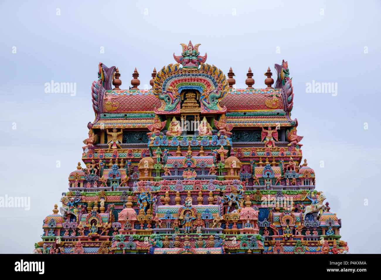 Dipinto di statue e di sommità di una gopura, presso Sri Ranganathar Swamy Tempio Srirangam, Tiruchirappalli distretto, Tamil Nadu, India. Foto Stock