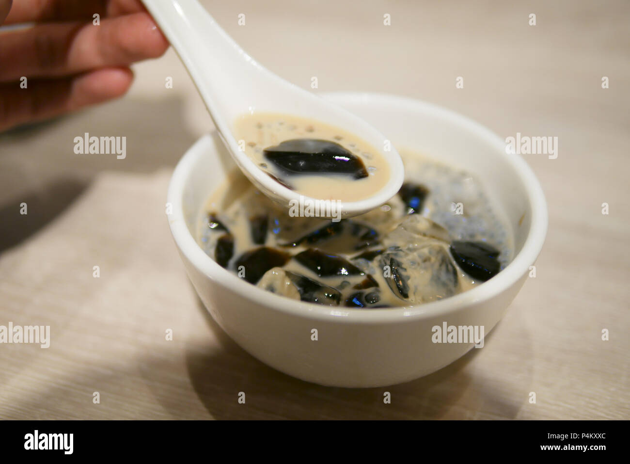 Gelatina di erba con latte a portata di mano Foto Stock