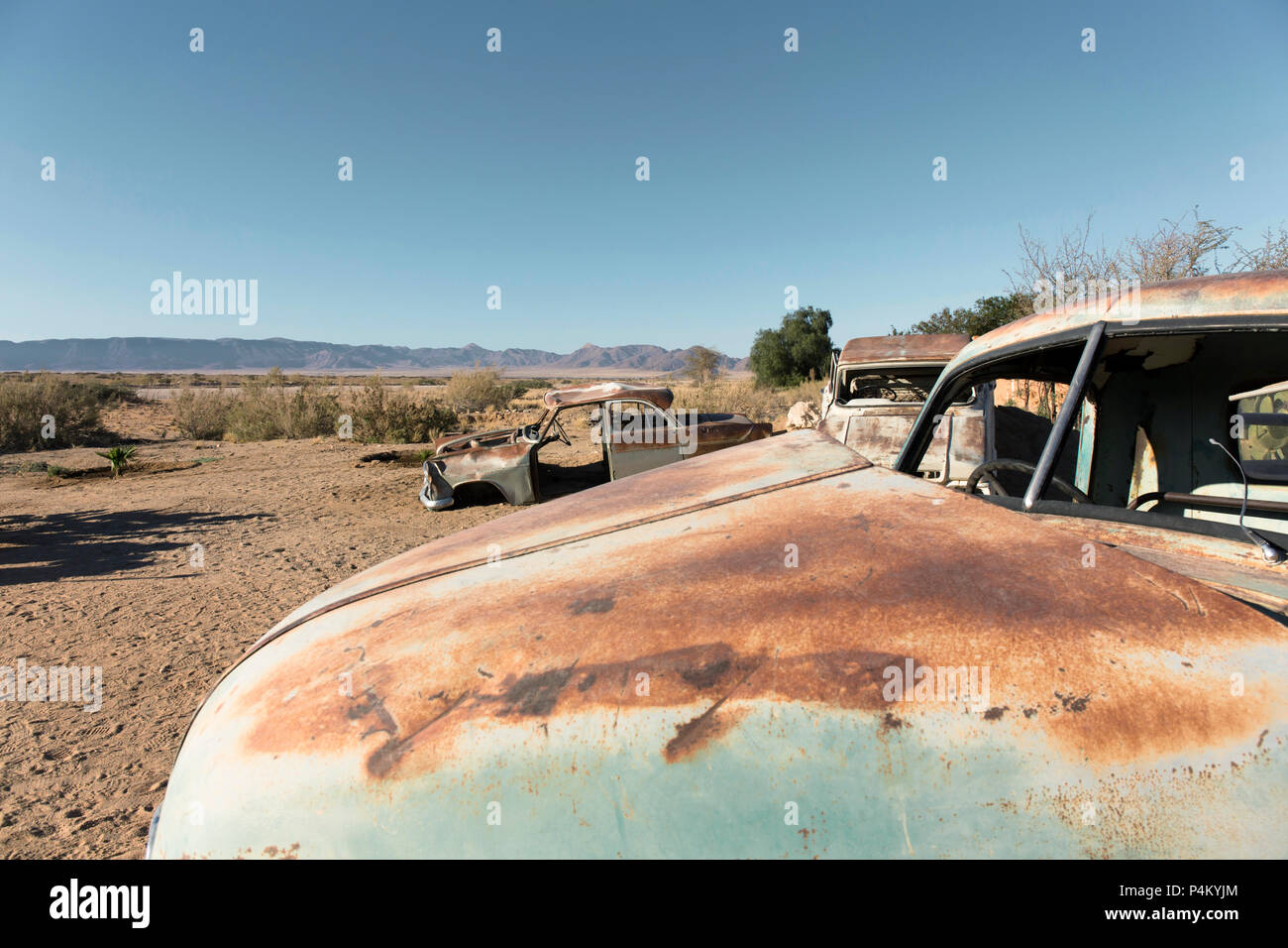 Le vecchie autovetture, tutti arrugginiti e abbandonato nel mezzo del deserto del sud della Namibia Foto Stock