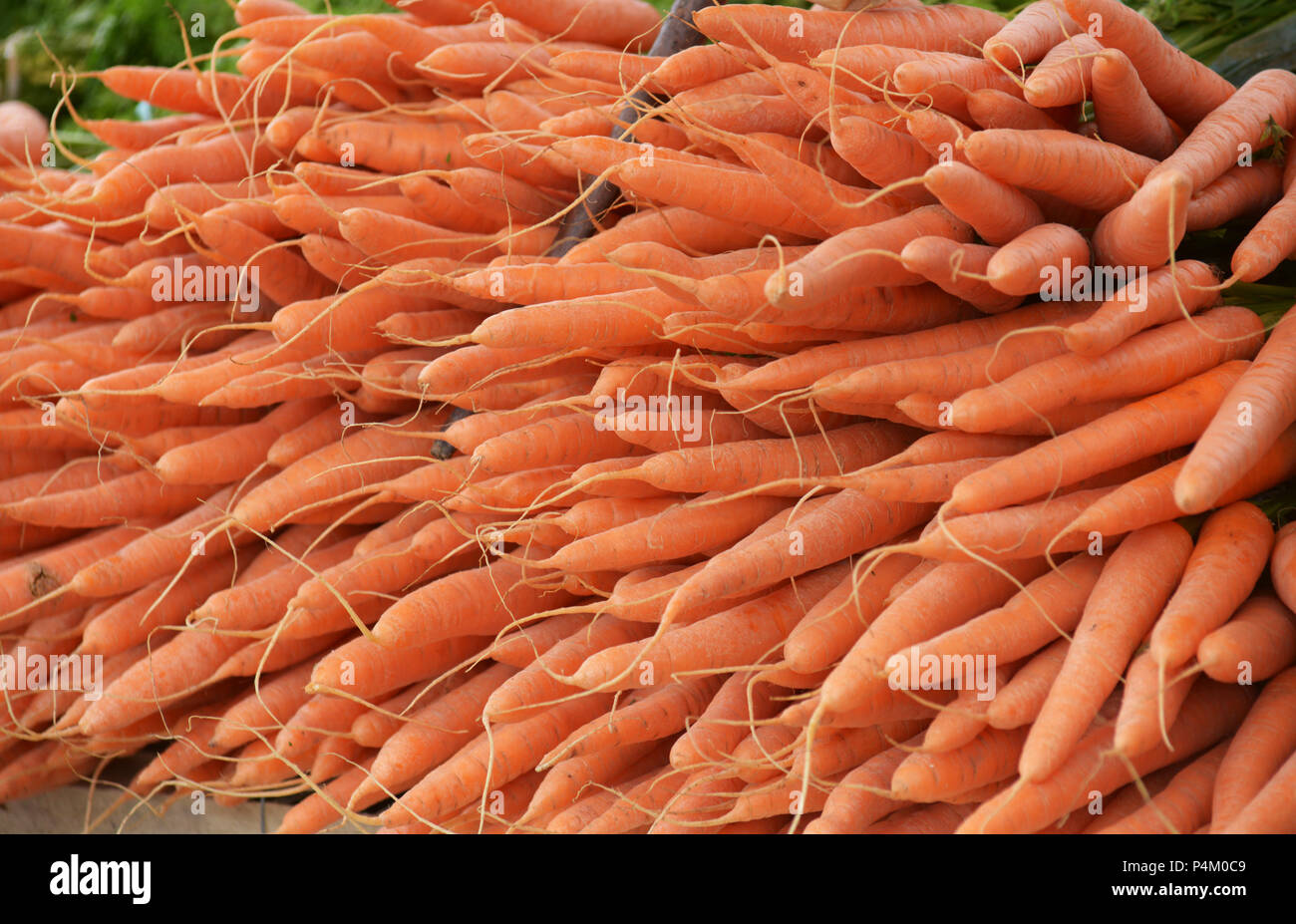 Il mercato settimanale in Le Mans è tenuto nella piazza del paese che vendono di tutto, dal cibo agli oggetti di antiquariato Foto Stock