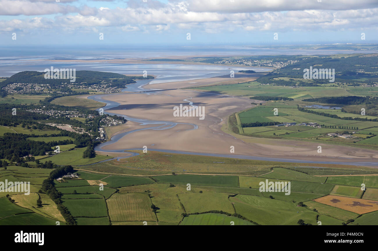 Vista aerea del Sandside, Arnside e di fronte a Grange Over Sands dove il fiume Kent fluisce nel Mare d'Irlanda Foto Stock