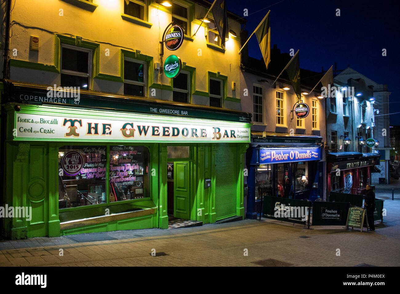 Derry - Londonderry, Irlanda del Nord. La barra di Gweedore, Peadar O'Donnells e Tracy's Bar, tradizionale pub irlandese a Waterloo Street Foto Stock
