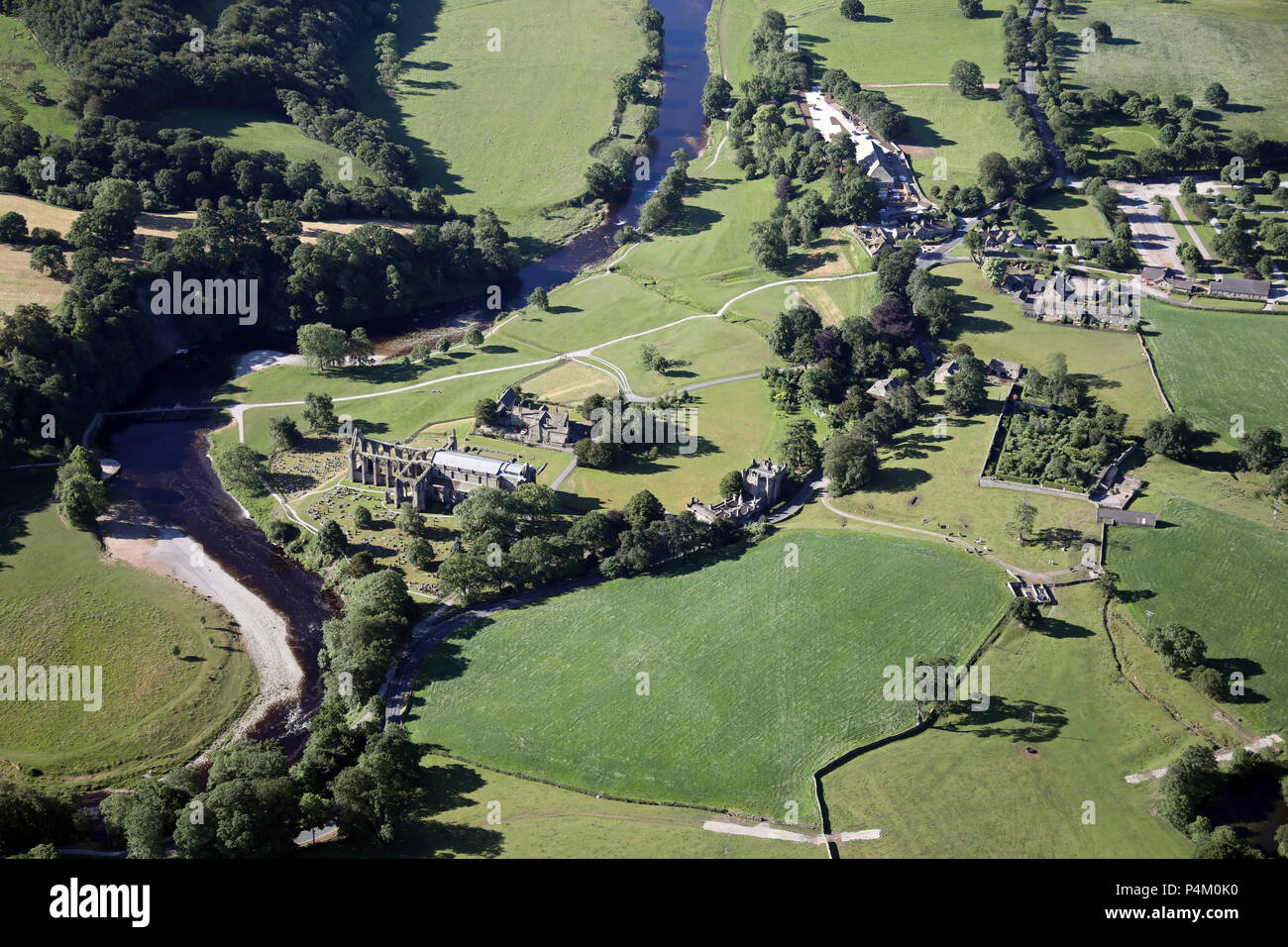 Vista aerea di Bolton Abbey sul fiume Wharfe in Wharfedale, North Yorkshire Foto Stock