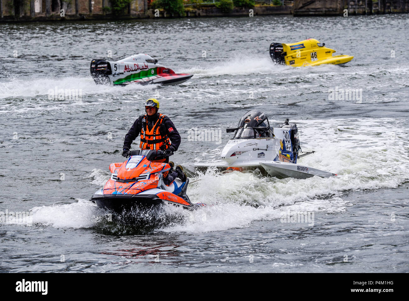 Sam Whittle guida per F1 Team Atlantico si bloccava quando racing in F1H2O F4-S Powerboat Grand Prix di Londra presso il Royal Victoria Dock. Jetski recovery Foto Stock