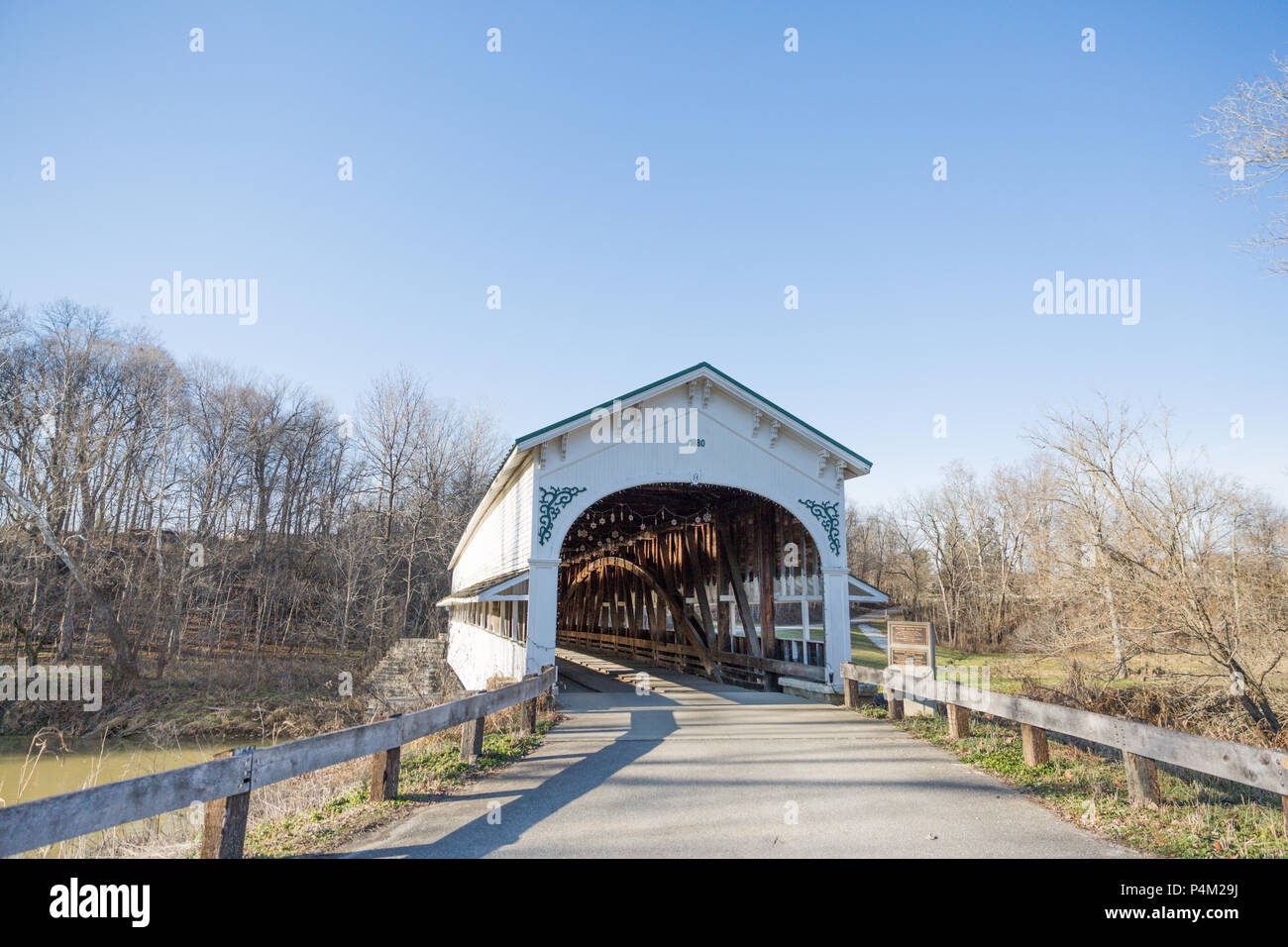 American coperta ponte di legno su una soleggiata giornata invernale con cielo blu Foto Stock