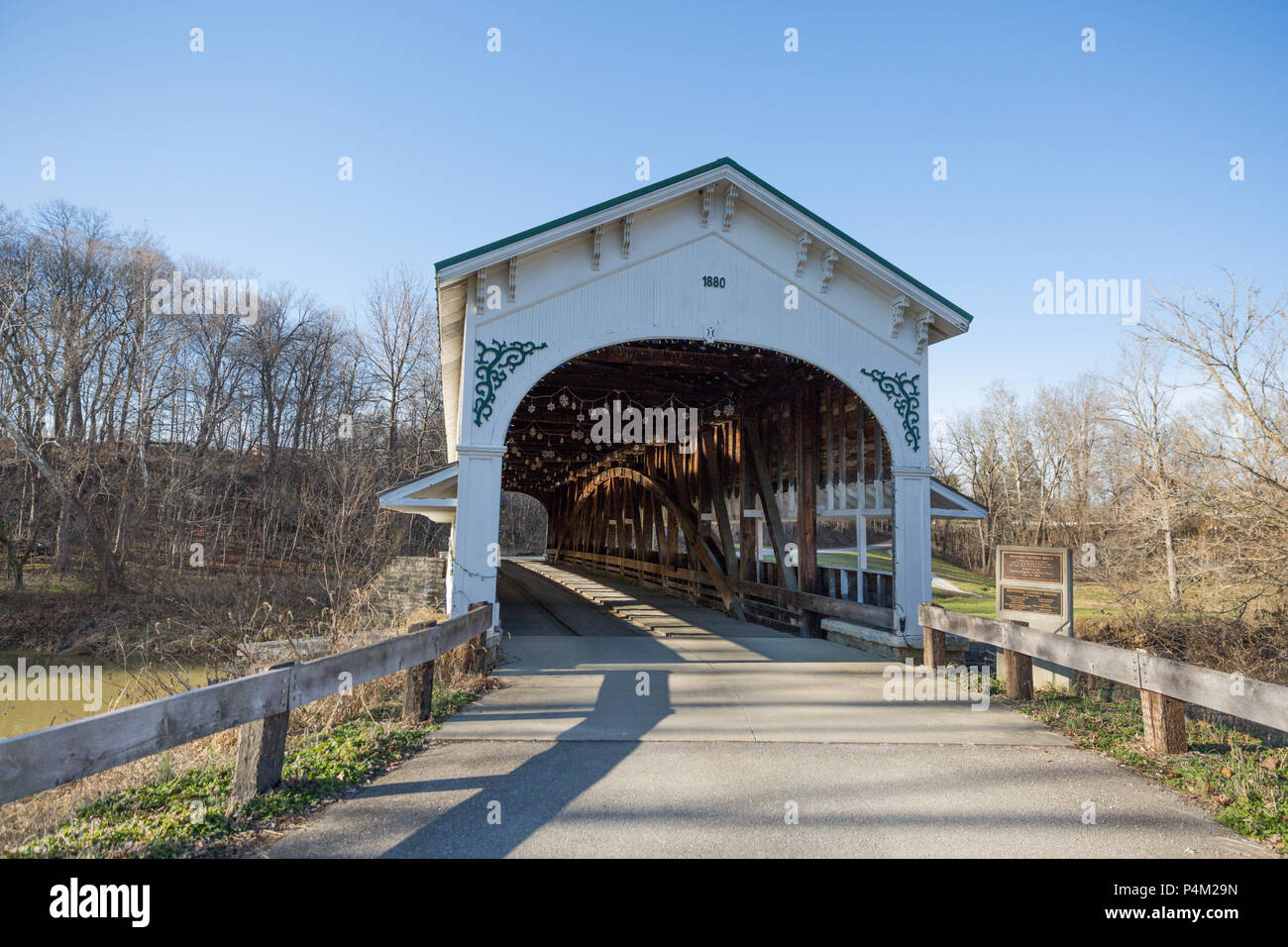 American coperta ponte di legno su una soleggiata giornata invernale con cielo blu Foto Stock