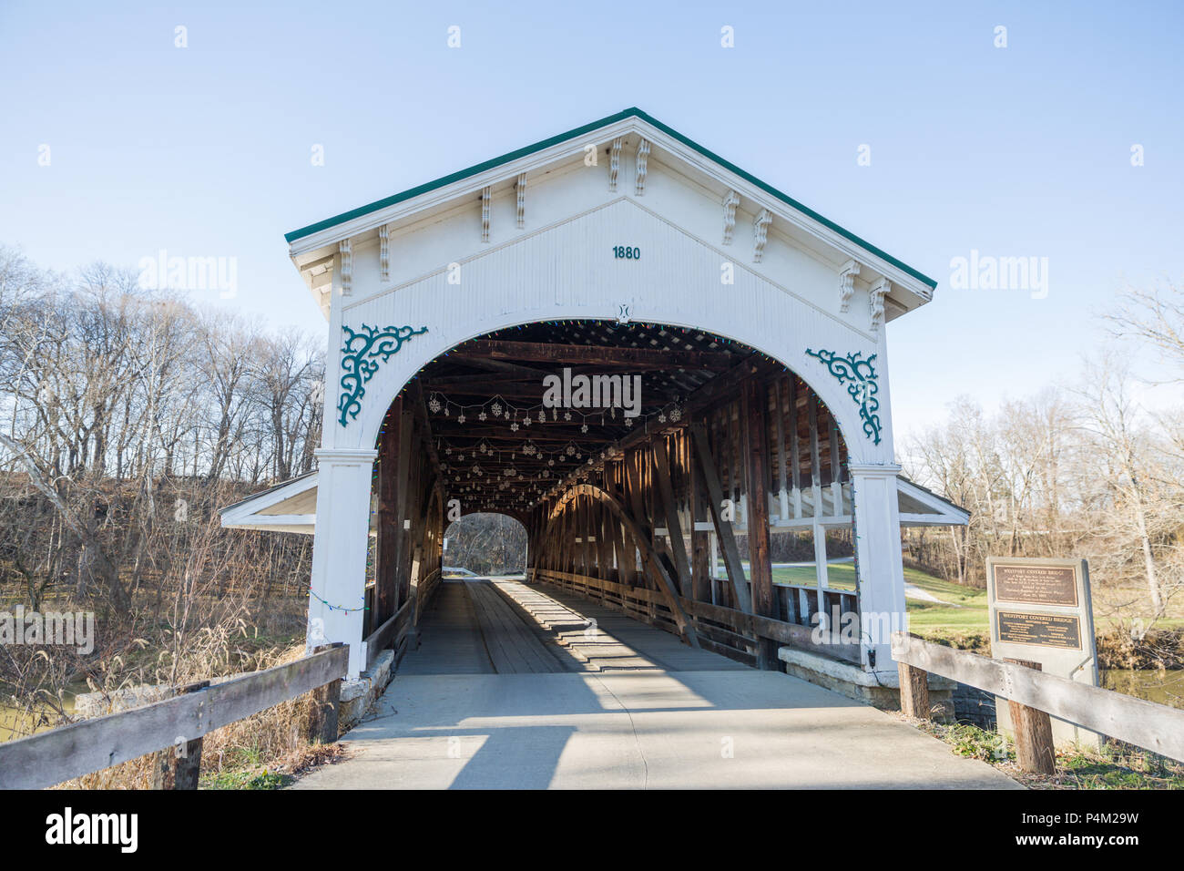 American coperta ponte di legno su una soleggiata giornata invernale con cielo blu Foto Stock
