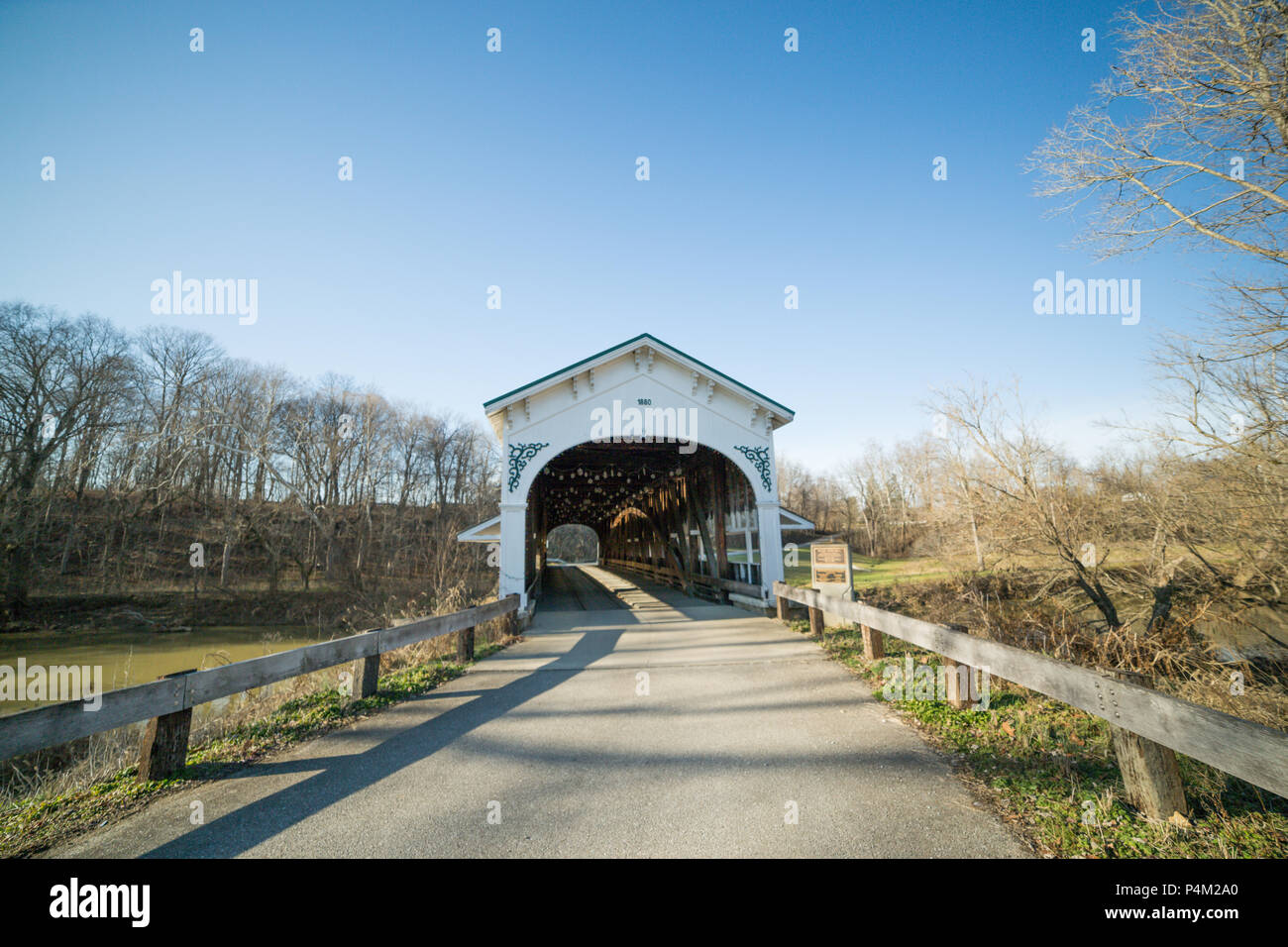 American coperta ponte di legno su una soleggiata giornata invernale con cielo blu Foto Stock