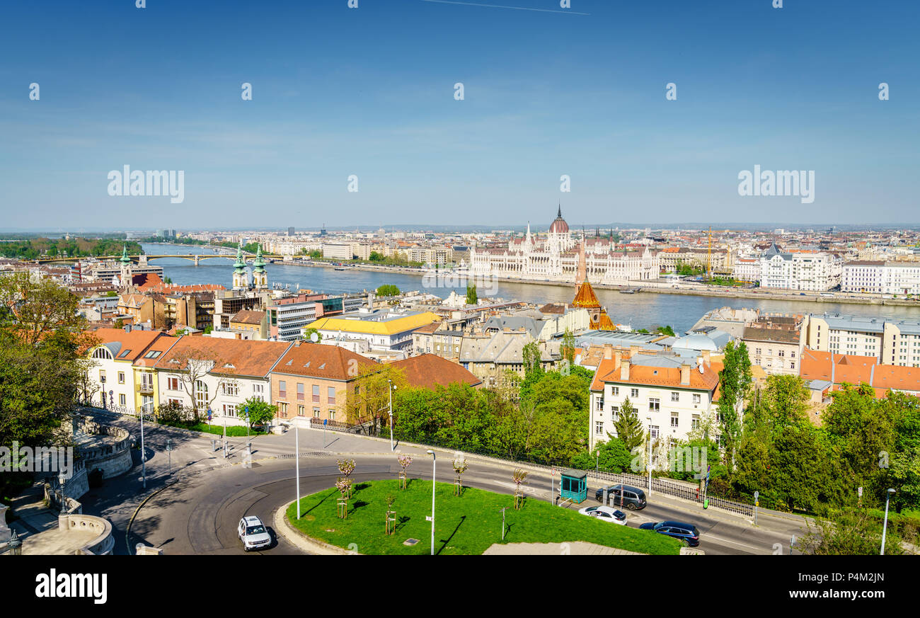 Splendida vista sullo skyline di Budapest e il Parlamento ungherese edificio dal fiume Danubio Foto Stock