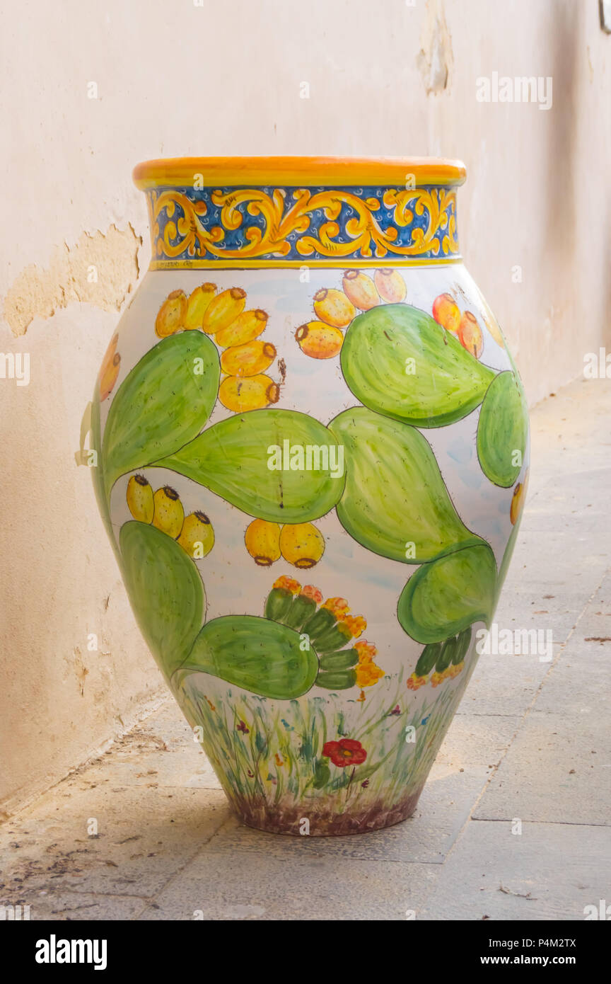 Vaso in ceramica decorata con motivi floreali in foglie di cactus prevista sul terreno nella città di Santo Stefano di Camastra nel nord della Sicilia Foto stock - Alamy